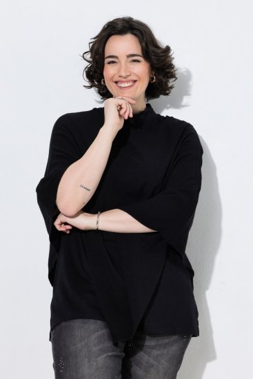 Ulla Popken 855277 Πλεκτό πόντσο με μυτερό τελείωμα και λαιμόκοψη βάρκα Μαύρο - Πόντσο και κάπες - 