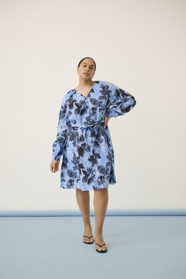 Kaffe Curve Aliana Dress Blue Flower Animal - Μίντι φορέματα - 